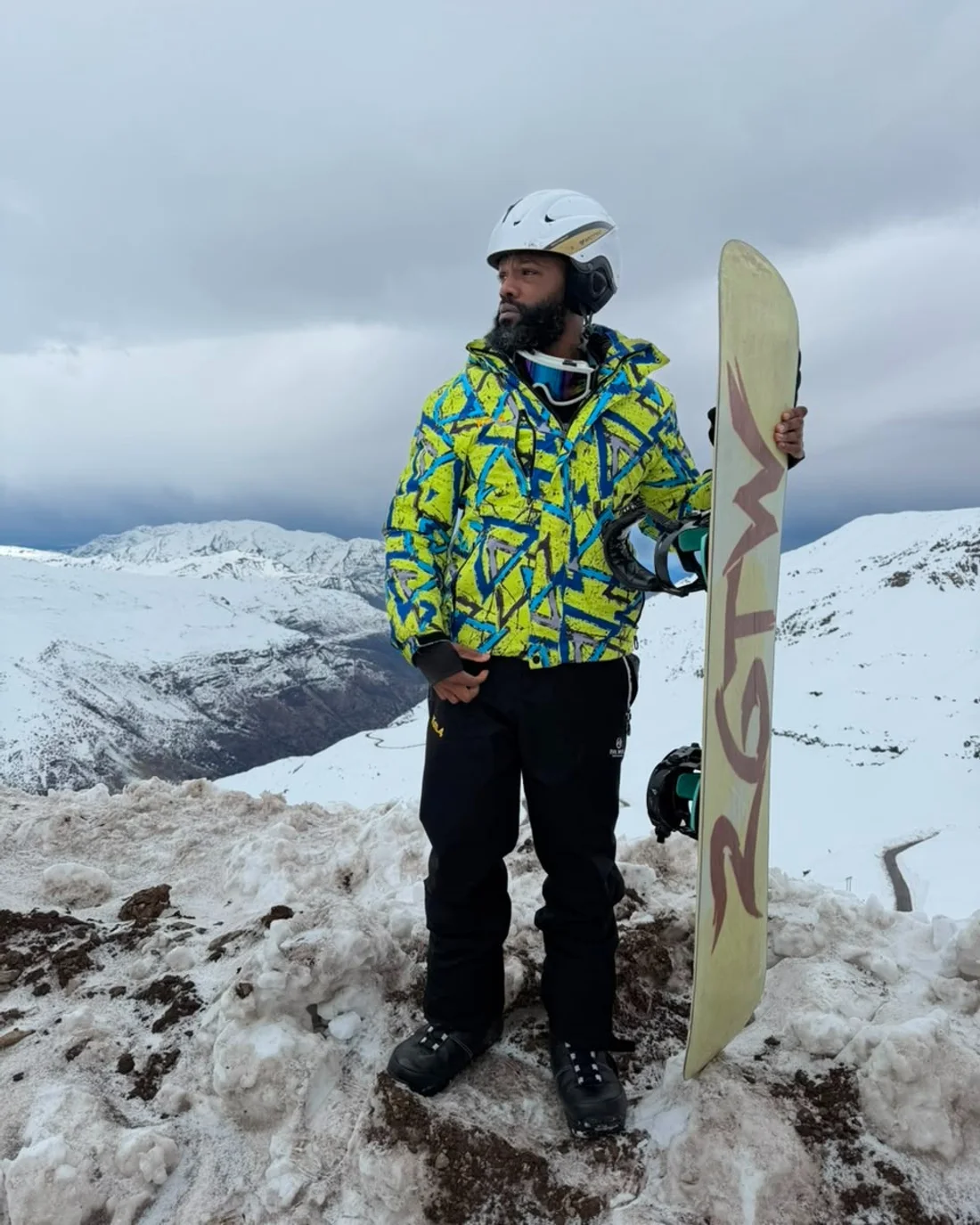 Cliente da Orizon Travel na neve, na Cordilheira dos Andes