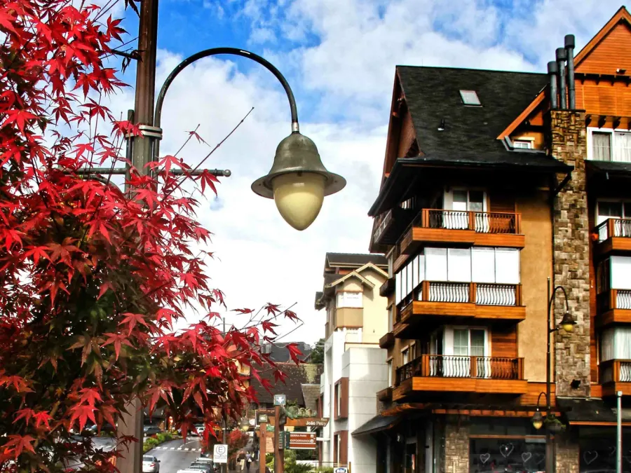Gramado, na serra gaúcha, decorada para o inverno